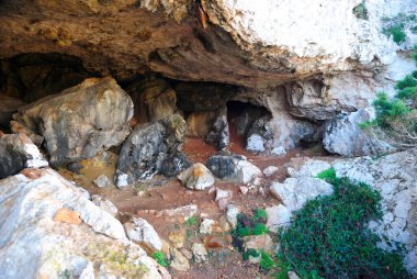 Capo Caccia sahilindeki Bbrocche Rotte mağarası.