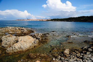 Li Feruli ve Isola Rossa arasındaki kıyı, arka planda Isola Rossa
