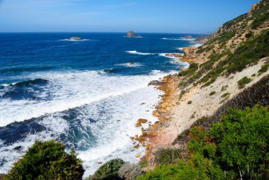 Ortile kıyısında, Ischia Ruja kulesinin yanında.