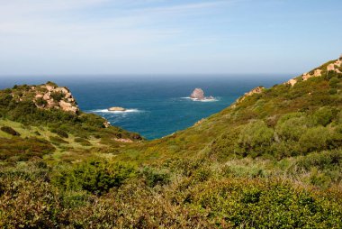 Ortile kıyısında, Ischia Ruja kulesinin yanında.
