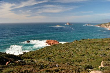 Ortile kıyısında, Ischia Ruja kulesinin yanında.