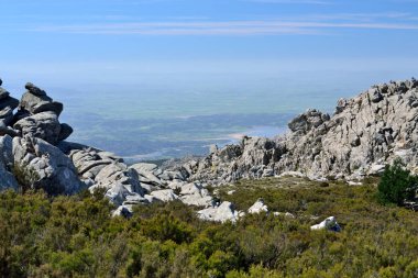 Monte Limbarra 'nın üç granitik zirvesi