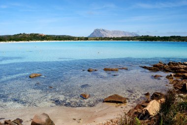 San Teodoro 'daki Cala Brandinchi plajı, arka plandaki Tavolara adası.
