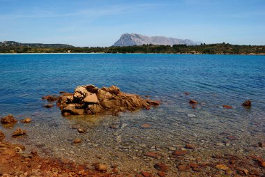 San Teodoro 'daki Cala Brandinchi plajı, arka plandaki Tavolara adası.