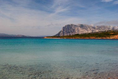 San Teodoro 'daki Capo Coda di Cavallo Denizi, arka planda Tavolara Adası.