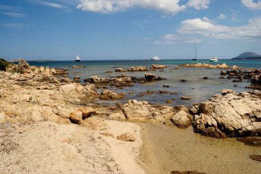 Kosta Smeralda 'daki Petra Ruja körfezi teknelerle dolu.