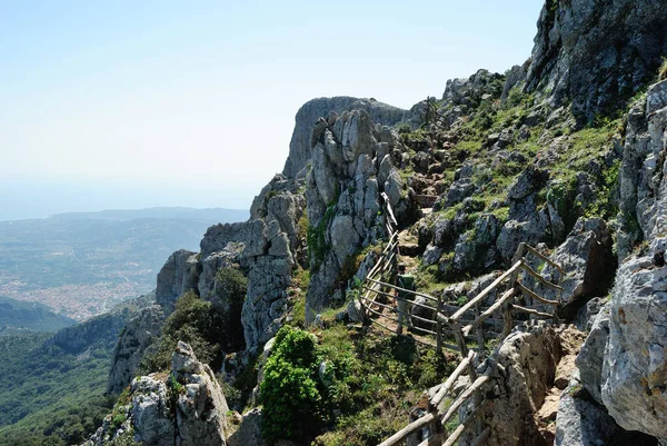 Montalbo dağlarına giden yol.