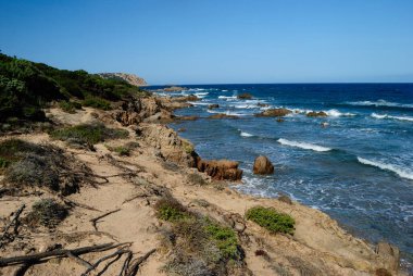 Cala Pischina ve Monti Russu arasındaki Aglientu kıyısında.