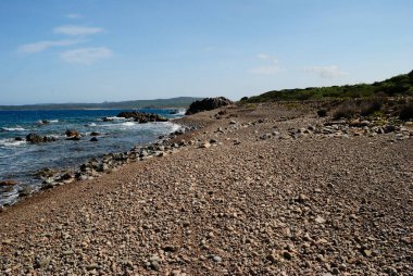 Cala Pischina ve Monti Russu arasındaki Aglientu kıyısında.