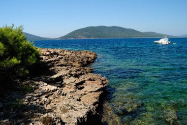 Punta Giglio kıyıları, arka planda Monte Timidone