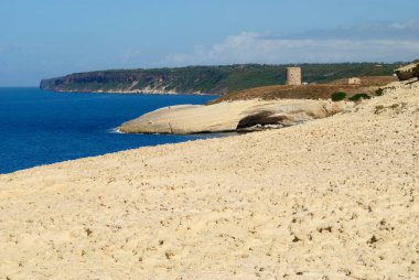 Punta Cagaragas sahilinden S. Caterina di Pittinuri kulesinin manzarası.