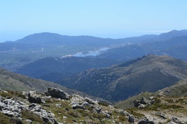 Panoramik manzara Punta La Marmora 'dan Gennargentu dağlarına, arka planda Alto Flumendosa Gölü