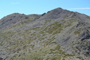 Punta La Marmora 'ya giden yolun panoramik manzarası, Gennargentu dağlarında, Punta Su Sciusciu manzarası