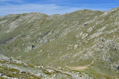Punta La Marmora 'ya giden yolun Gennargentu dağlarında Arcu Gennargentu' nun manzarası