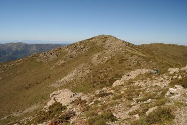 Punta La Marmora 'ya giden yolun Gennargentu dağlarında, arka planda Punta Erba Irdes