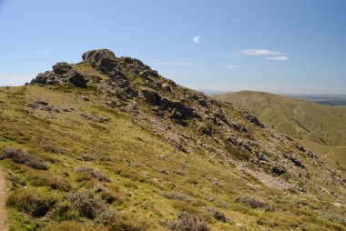 Punta La Marmora 'ya giden yolun panoramik manzarası, Gennargentu dağları, Punta Paulinu manzarası