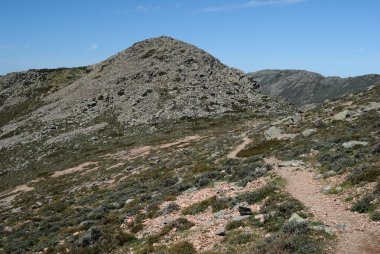 Gennargentu dağlarında Punta La Marmora 'ya giden yol Genna Orisa ve Punta Su Sciusciu' nun manzarasına sahiptir.