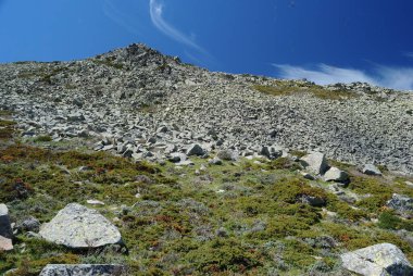 Punta La Marmora 'ya giden yolun panoramik manzarası, Gennargentu dağlarında, Punta Su Sciusciu manzarası