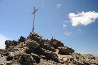 Punta La Marmora 'ya giden yolun panoramik manzarası, Gennargentu dağları, Punta La Marmora geçidi.