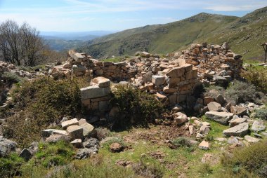 Punta La Marmora 'ya giden yolun panoramik manzarası, Gennargentu dağları, Punta La Marmora' nın kalıntıları.