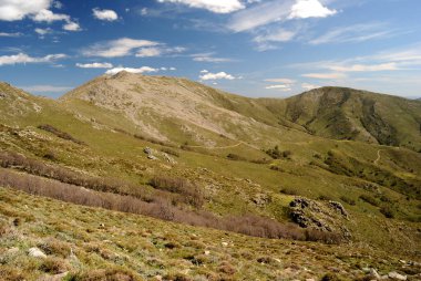 Punta La Marmora yolu, Gennargentu dağları, arka plan Punta Su Sciusciu ve Punta La Marmora 'dan panoramik manzara