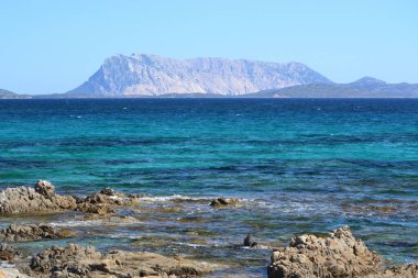 San Teodoro sahili, arka planda Tavolara