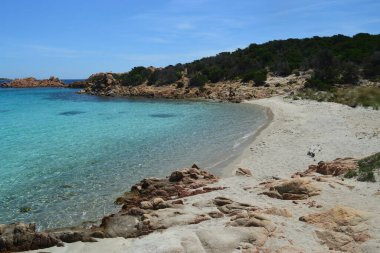 Caprera 'daki Cala Andreana plajı.