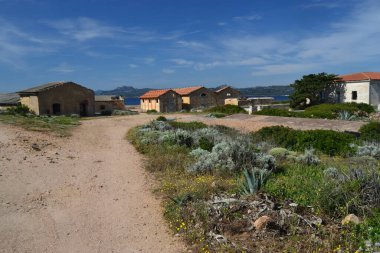 Punta Rossa 'nın Caprera Adası' ndaki askeri istihkamının kalıntıları.