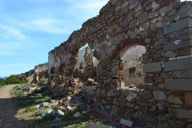 Punta Rossa 'nın Caprera Adası' ndaki askeri istihkamının kalıntıları.