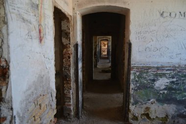 Punta Rossa 'nın Caprera Adası' ndaki askeri istihkamının kalıntıları.