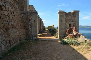 Punta Rossa 'nın Caprera Adası' ndaki askeri istihkamının kalıntıları.