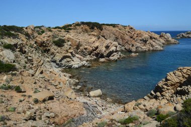 Caprera adasının kıyısında