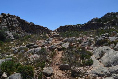 Caprera adasındaki Candeo 'ya giden yol