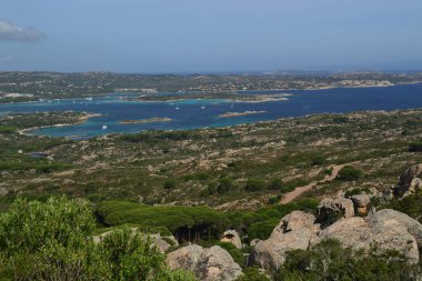 Poggio Santo Stefano 'ya giden yol, arkada Giardinelli Adası.