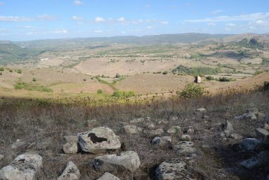 Monte Larenta manzarası, eski volkanik krater.