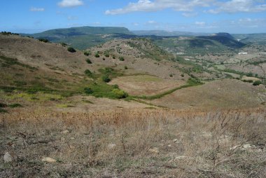 Monte Larenta manzarası, eski volkanik krater.