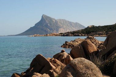 Cala Girgolu kıyısı, arka planda Tavolara adası