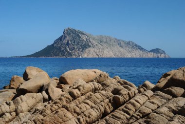 Monte Petrosu sahilinden Tavolara adası manzarası