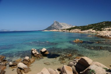 Cala Girgolu kıyısı, arka planda Tavolara adası