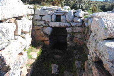 Sos Nurattolos 'un arkeolojik nuragic alanına giden yol, kutsal nuragic kaynağı