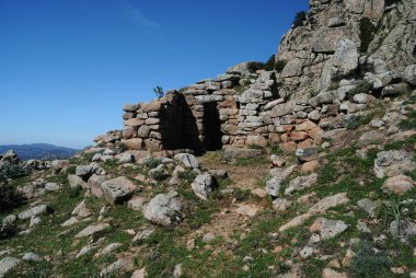 Sos Nurattolos 'un arkeolojik bakım alanına giden patika, Megaron' daki nuragic tapınağı.