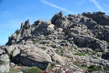 Sos Nurattolos 'un arkeolojik bakım alanına giden yol.