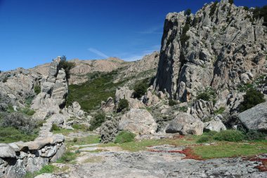 Sos Nurattolos 'un arkeolojik bakım alanına giden yol.
