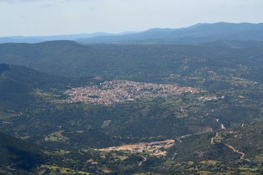 Oliena 'nın Supramonte' sinde Punta Corrasi 'ye yolculuk, Orgosolo kasabası manzarası.