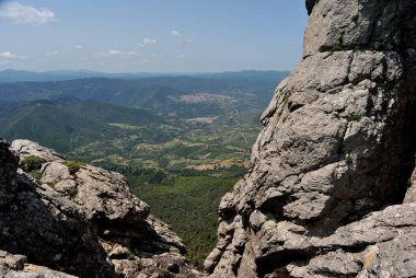 Oliena 'nın Supramonte' sinde Punta Corrasi 'ye yolculuk, Orgosolo kasabası manzarası.
