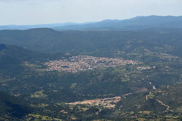 Oliena 'nın Supramonte' sinde Punta Corrasi 'ye yolculuk, Orgosolo kasabası manzarası.