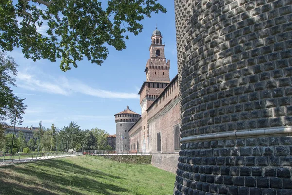 Castello Sforzesco ในม ลาน านนอกของป ตาล โรป — ภาพถ่ายสต็อก