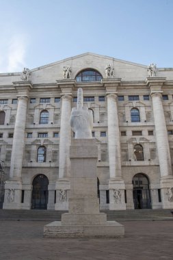 Palazzo Mezzanotte veya Palazzo della Borsa di Milano, orta parmak heykeli, İtalya
