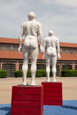 Milano, Emanuele Giannelli, Kaos ve Çağdaş Adam, Fabbrica del Vapore, Milan 'da sergilenen heykeller.