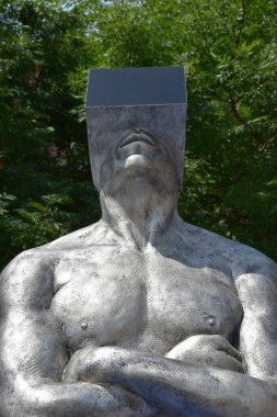 Milano, Emanuele Giannelli, Kaos ve Çağdaş Adam, Fabbrica del Vapore, Milan 'da sergilenen heykeller.